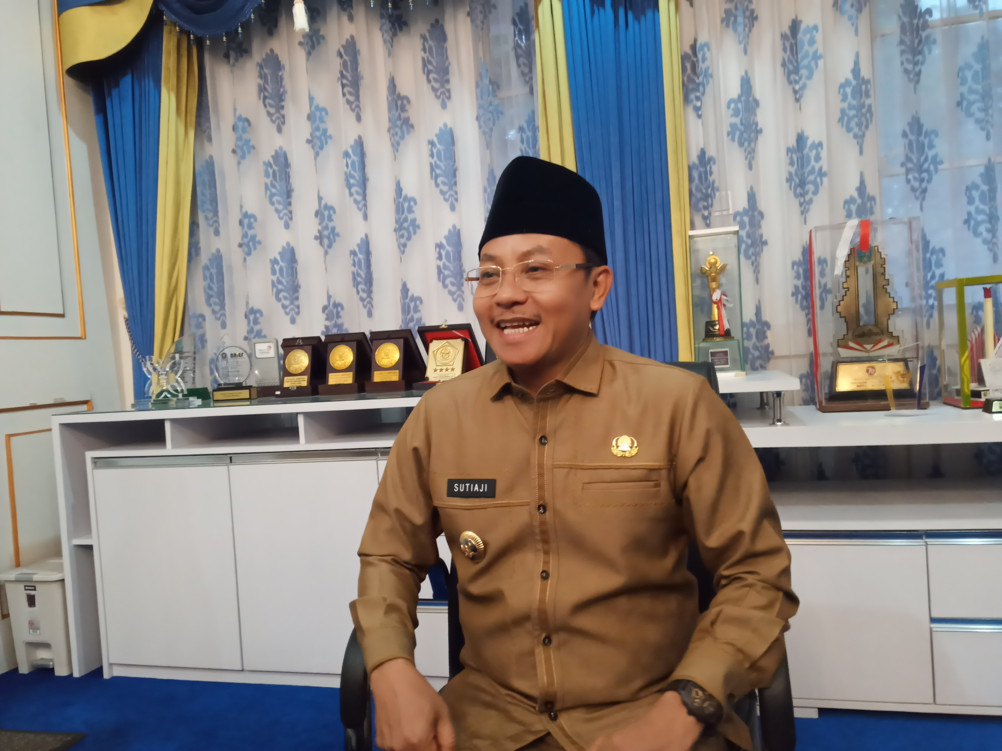 Walikota Malang, Sutiaji saat memberikan keterangan pers. (Foto: Lalu Theo/Ngopibareng.id)