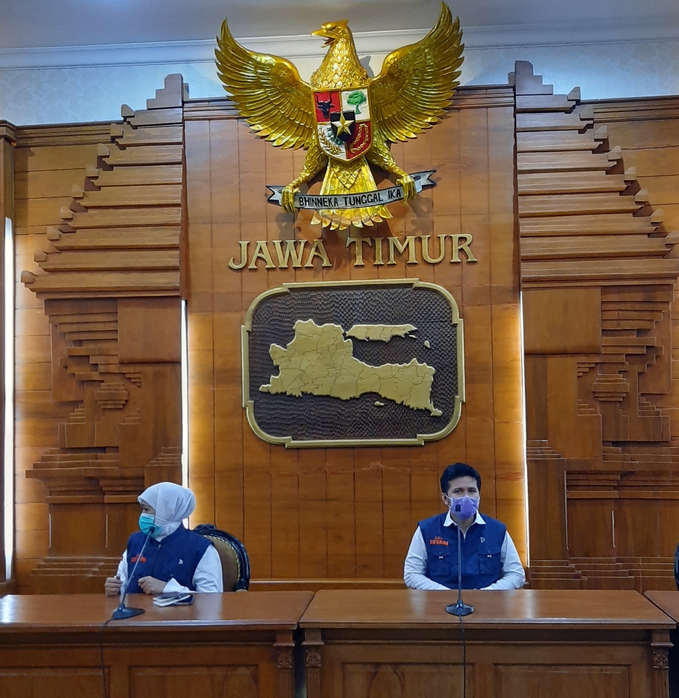 Gubernur Jawa Timur Khofifah Indar Parawansa, saat melakukan konferensi pers di Gedung Negara Grahadi. (Foto: Alief Sambogo/Ngopibareng.id)