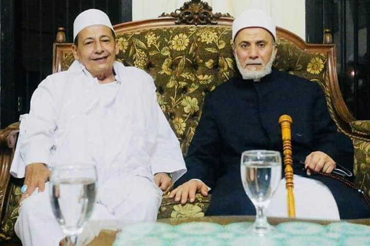 Syaikh Prof. Dr. dr. Yusri Abdul Jabbar al-Hasani Asyadzili ketika bersama Habib Luthfi bin Yahya Pekalongan. (Foto: Dok/Ngopibareng.id)