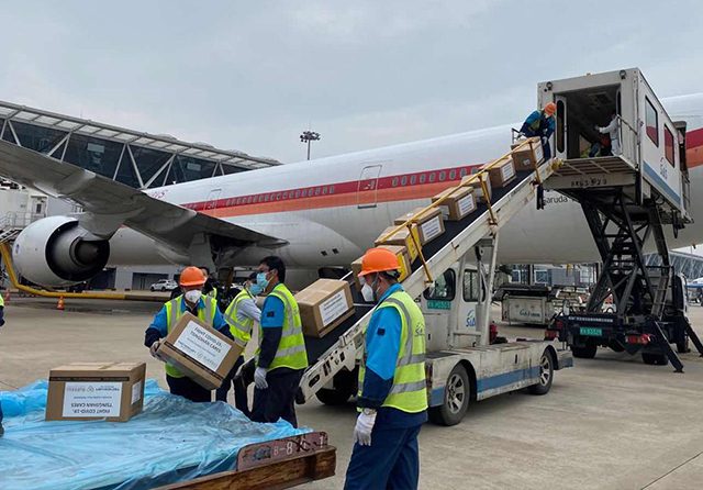 Sekitar 40 ton alkes dari China tiba di Bandara Soetta. (Foto: Ant)