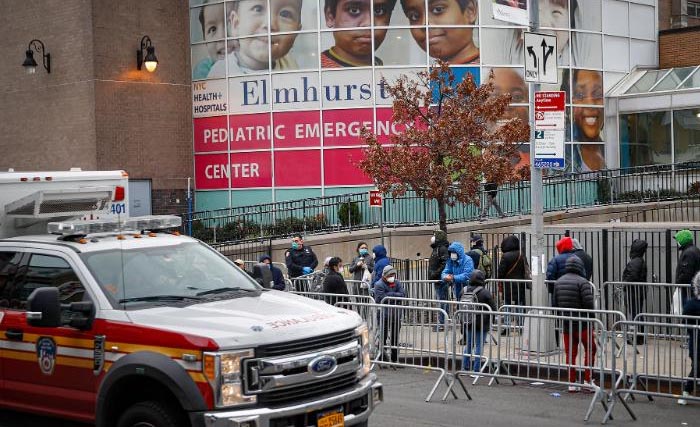 Calon pasien di luar rumah sakit New York City. (Foto:NYT)