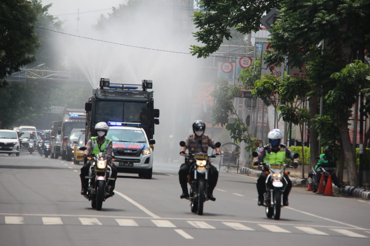 5000 liter disinfektan disemprot jalan protokol Kota Kediri (istimewa)