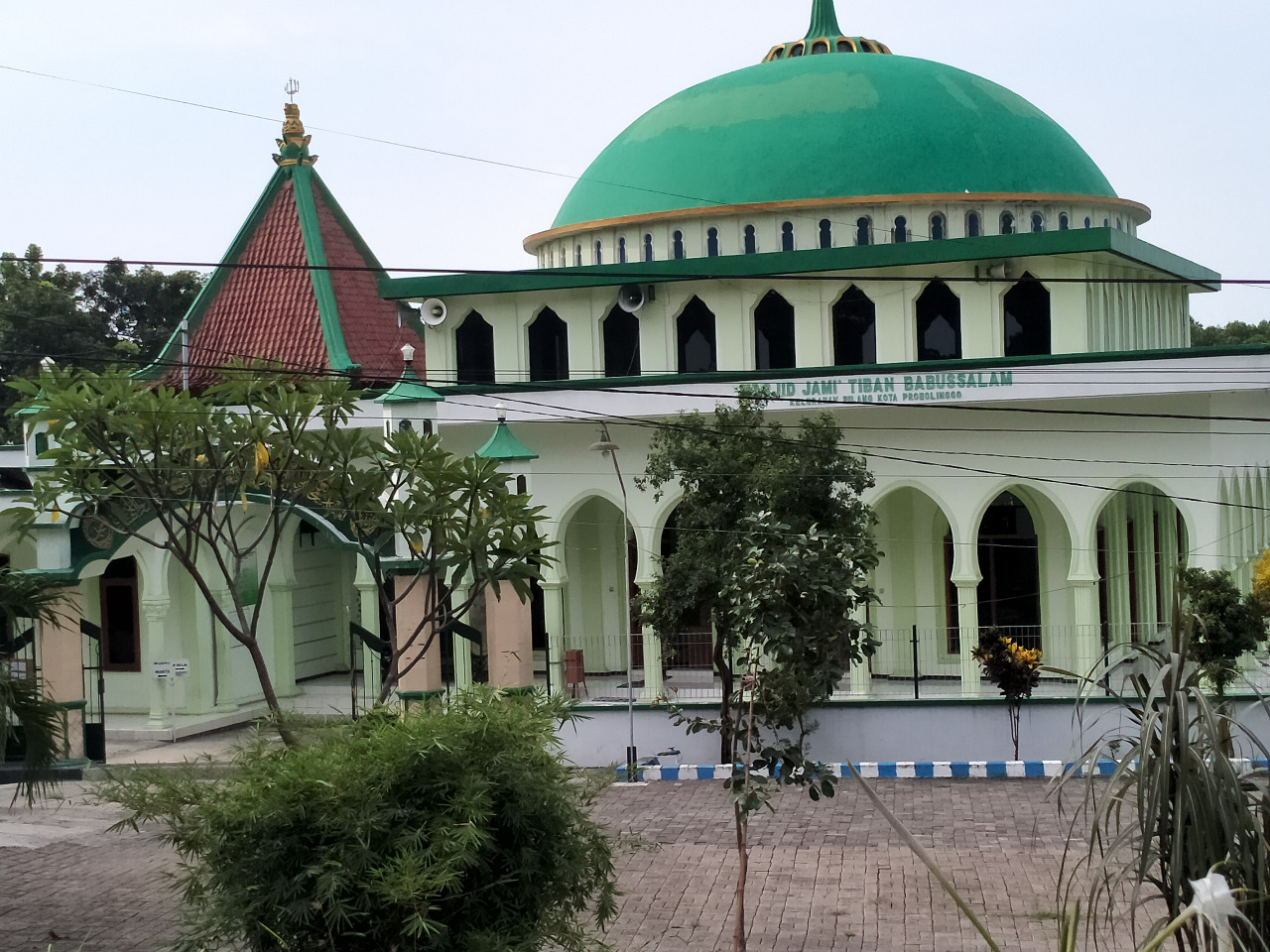 Masjid Babussalam Tiban, Jalan Raya Soekarno-Hatta, Kota Probolinggo, Jawa Timur, tidak menggelar salat Jumat, 27 Maret 2020. (Foto: Ikhsan Mahmudi/Ngopibareng.id)