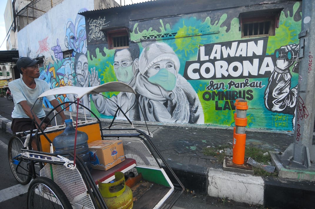 Pesan melawan wabah virus corona melalui seni mural karya Komunitas Serikat Murall Surabaya. (Foto: Erfan Hazransyah/Ngopibareng.id)
