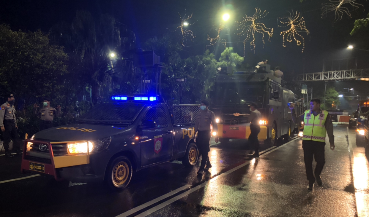 Mobil kepolisian dipersiapkan untuk penyemprotan disinfektan di ruas Jalan Raya Darmo. (Foto: Andhi Dwi/Ngopibareng.id)