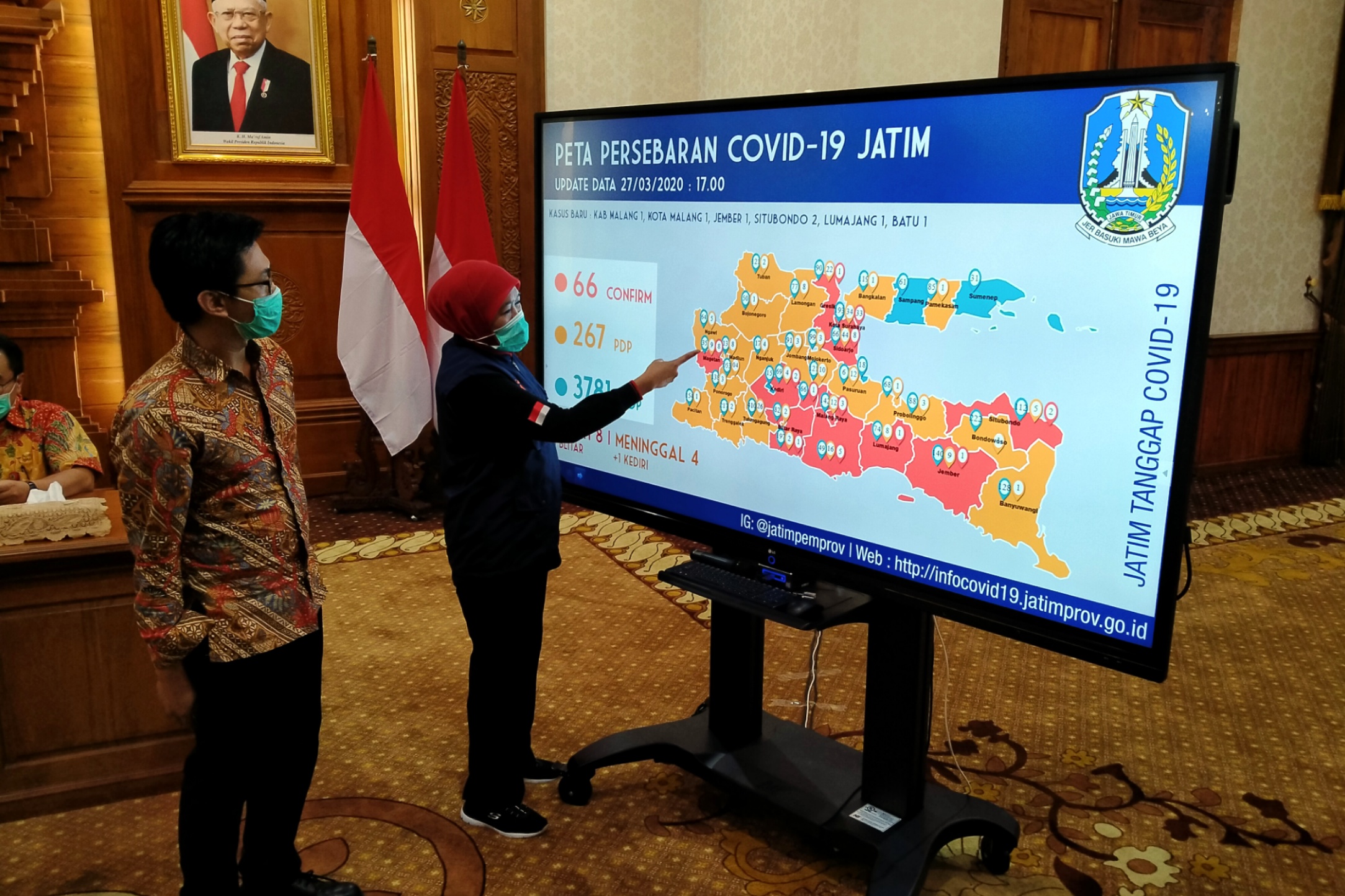 Gubernur Jawa Timur Khofifah Indar Parawansa, menunjukkan persebaran virus corona di Gedung Negara Grahadi, Surabaya, Jumat 27 Maret 2020 malam. (Foto: Fariz Yarbo/Ngopibareng.id)