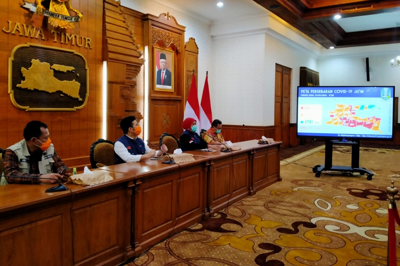 Gubernur Jawa Timur, Khofifah Indar Parawansa (dua dari kanan), saat memaparkan perkembangan penyebaran corona di Gedung Negara Grahadi, Surabaya, Jumat 27 Maret 2020. (Foto: Fariz Yarbo/Ngopibareng.id)