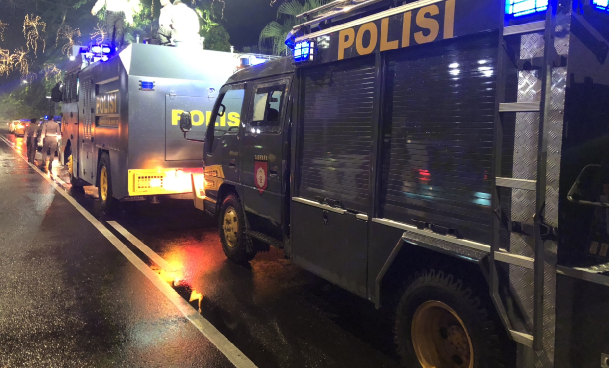 Dua mobil water cannon milik kepolisian yang telah dipersiapkan untuk penyemprotan disinfektan (Andhi Dwi/Ngopibareng)