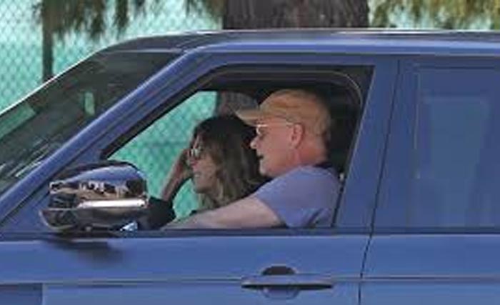 Tom Hanks dan istrinya Rita Wilson nampak mengendari mobil menuju rumahnya di Los Angeles, AS, kemarin. (Foto:  PageSix)