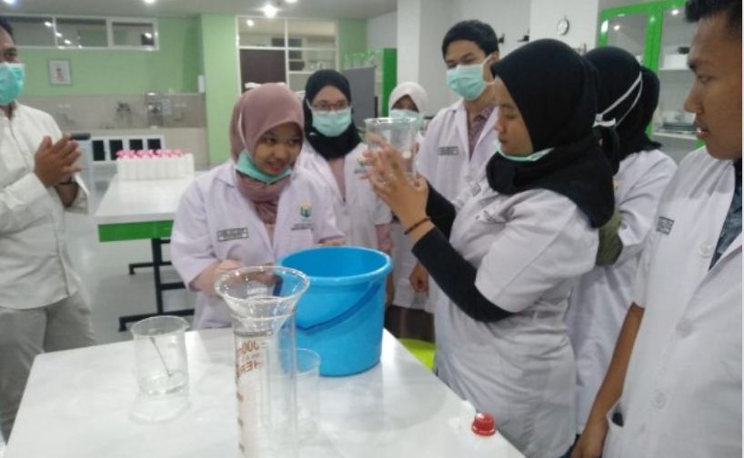 Mahasiswa ketika mengikuti proses produksi hand sanitizer di Universitas Nahdlatul Ulama Surabaya (Unusa), Surabaya, Jumat 20 Maret 2020. (Foto: Istimewa)