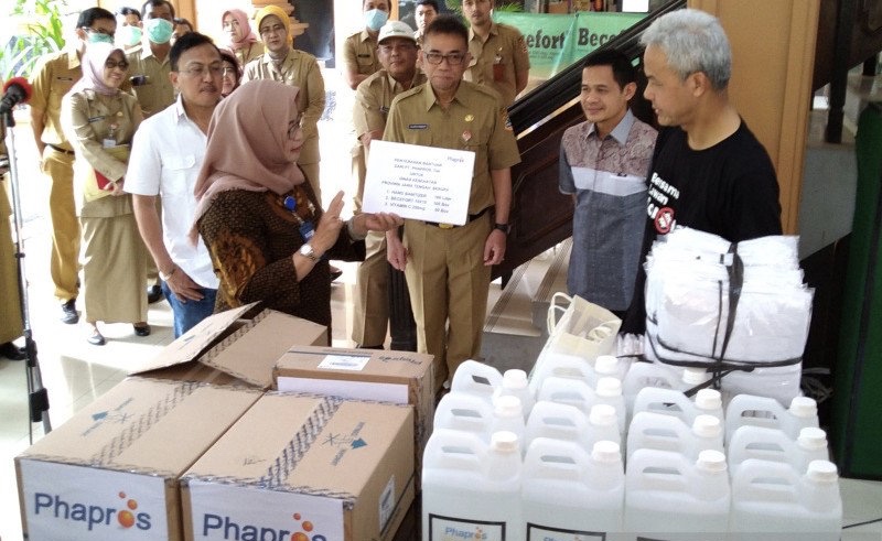 Gubernur Jawa Tengah Ganjar Pranowo saat membagikan disinfektan bagi warga. (Foto: Humas/Jawa Tengah)