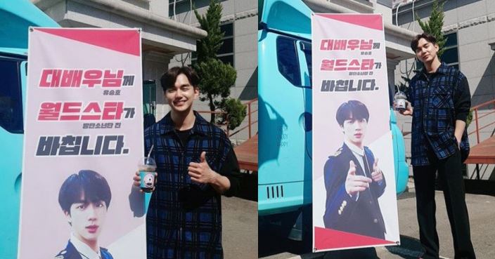 Aktor Yoo Seung Ho pose di depan truk kopi dengan banner wajah Jin BTS. (Foto: Instagram)