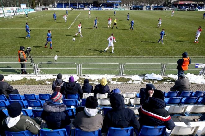 Pertandingan sepak bola masih berlangsung di Belarus. (Foto: BBC/Getty Images)