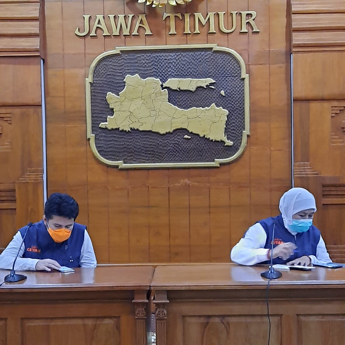 Gubernur Jawa Timur Khofifah Indar Parawansa bersama dengan Wakil Gubernur Jawa Timur, Emil Dardak saat memberikan update virus corona di Jawa Timur. (Foto: Alief Sambogo/Ngopibareng.id)