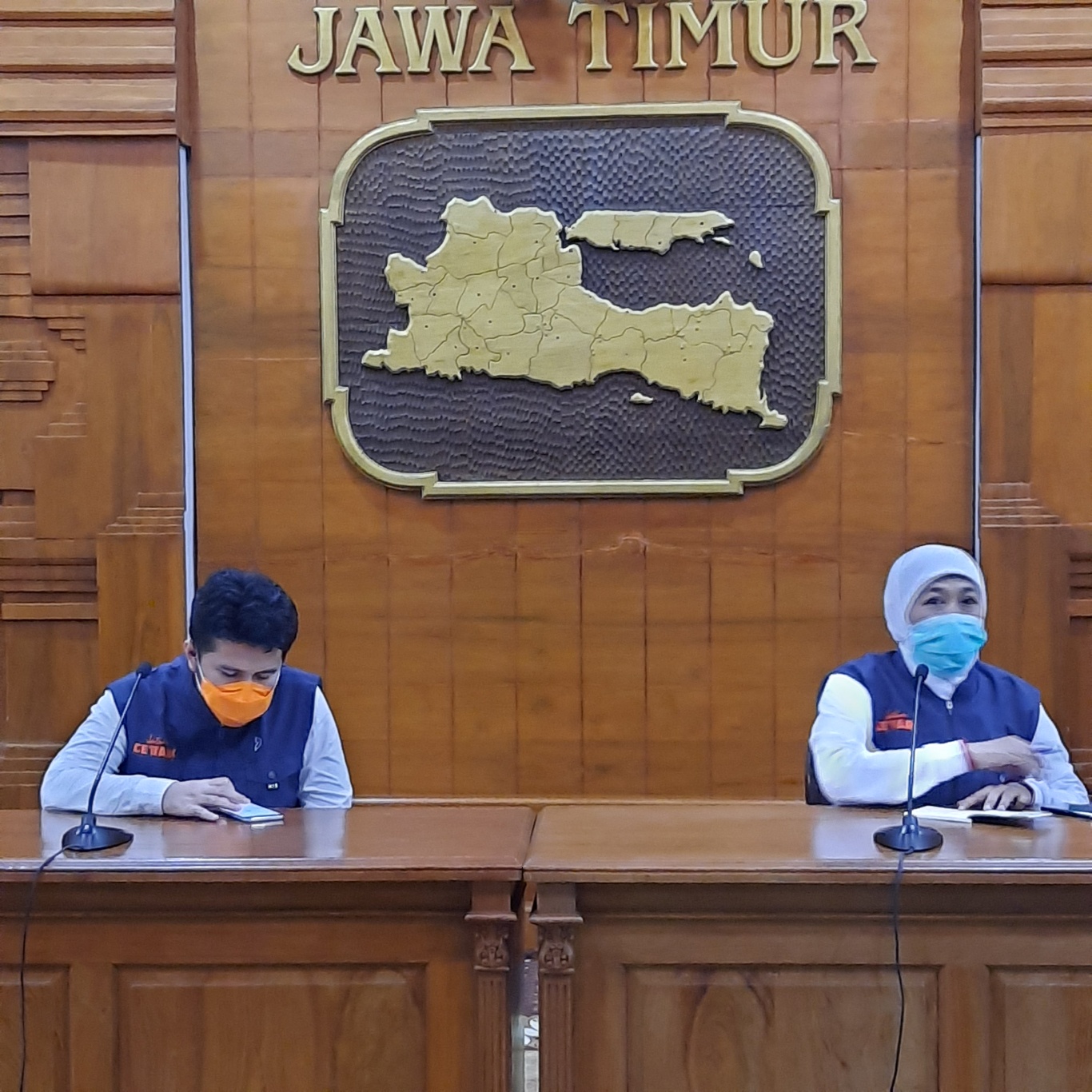 Gubernur Jawa Timur Khofifah Indar Parawansa, saat melakukan konferensi pers di Gedung Negara Grahadi. (Foto: Alief Sambogo/Ngopibareng.id)
