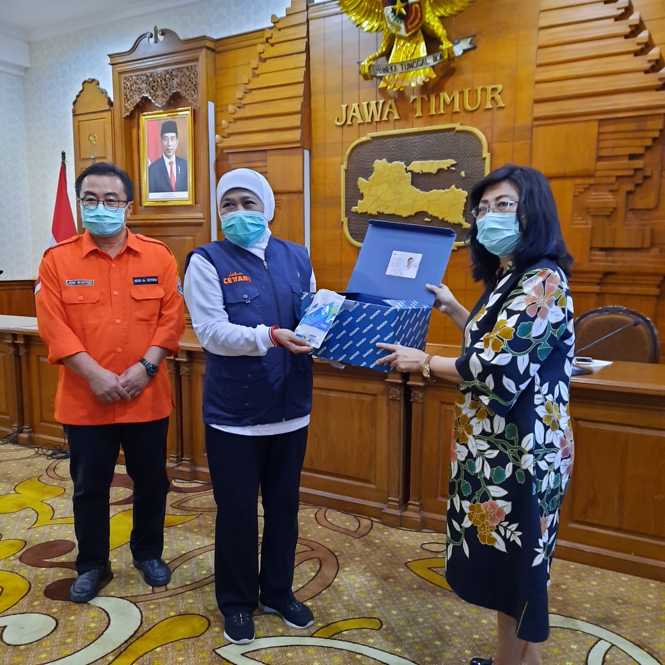 Gubernur Jawa Timur Khofifah Indar Parawansa menyerahkan reagen PCR ke Unair. (Foto: Alief Sambogo/Ngopibareng.id)