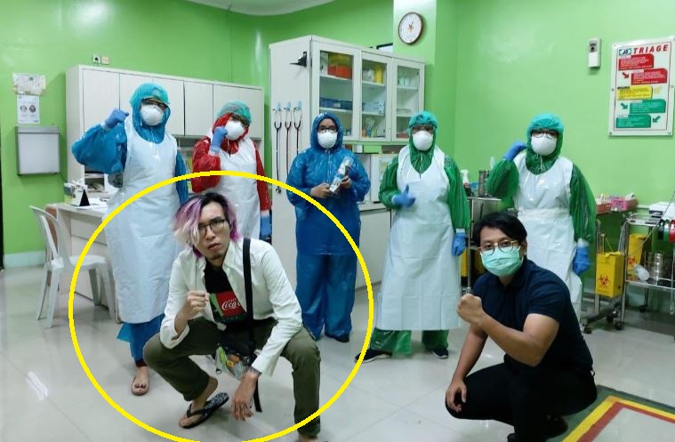 Dokter Tirta (dilingkari) aktif menyerukan bantuan untuk tim medis corona. (Foto: Instagram)