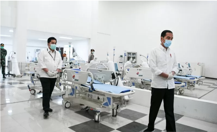  Presiden Joko Widodo (kedua kiri) didampingi Menteri BUMN Erick Thohir (ketiga kiri) berada di ruang IGD saat meninjau Rumah Sakit Darurat Penanganan COVID-19 Wisma Atlet Kemayoran, Jakarta, Senin 23 Maret 2020. (Foto: Antara/Hafidz Mubarak)