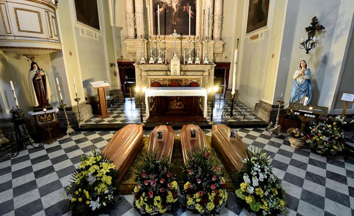 Empat peti mati di altar  gereja di Serina dekat Bergamo, salah satu kota di Italia yang paling parah terkena penyakit coronavirus (COVID-19),. (Foto:Reuters)