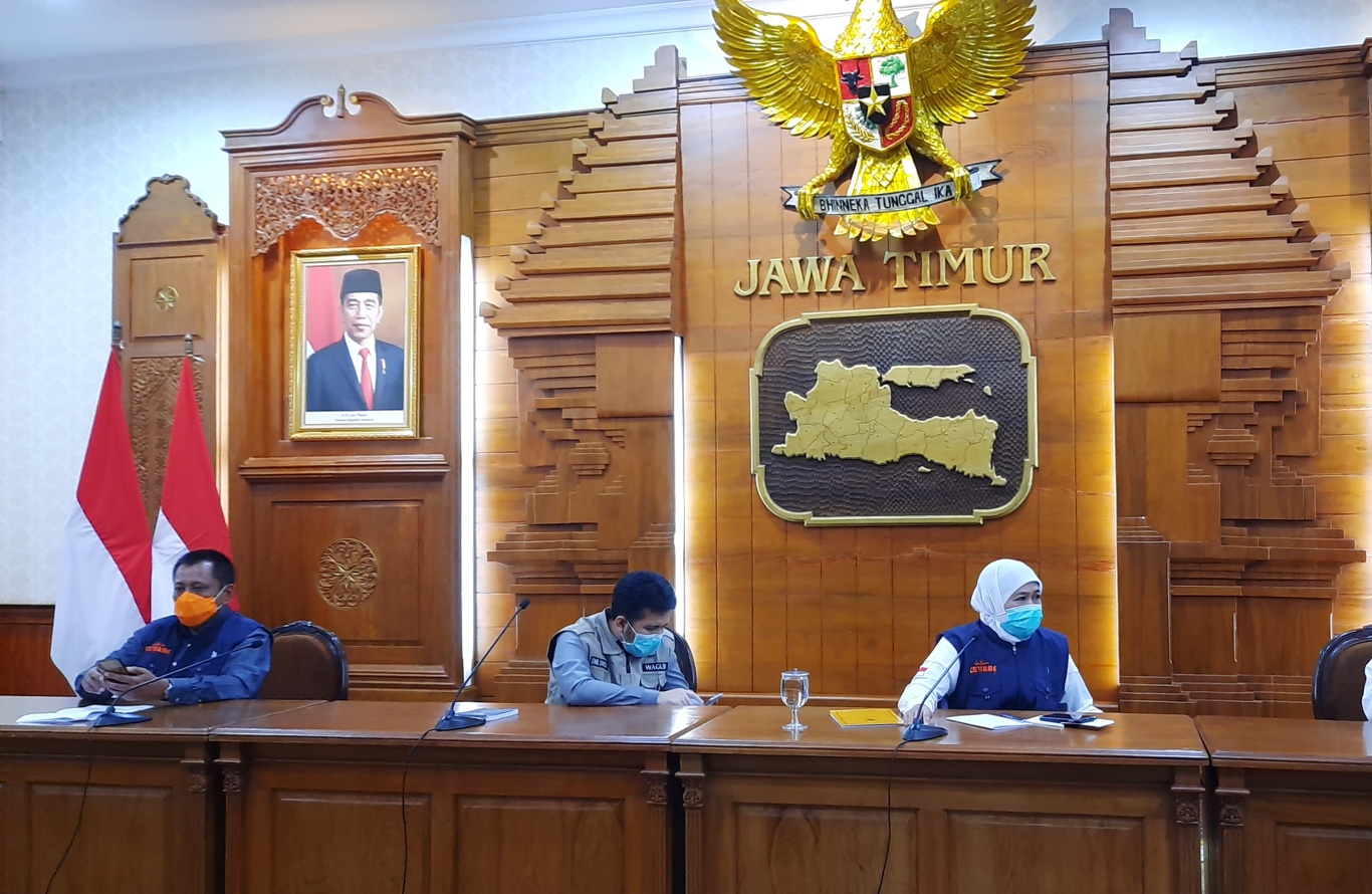 Gubernur Jawa Timur Khofifah Indar Parawansa saat melakukan konferensi pers di Gedung Negara Grahadi. (Foto: Alief Sambogo/Ngopibareng.id)
