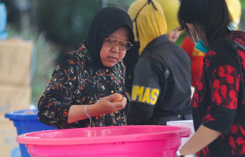 Walikota Surabaya Tri Rismaharini saat melakukan pengecekan telur usai direbus. (Foto: Istimewa)