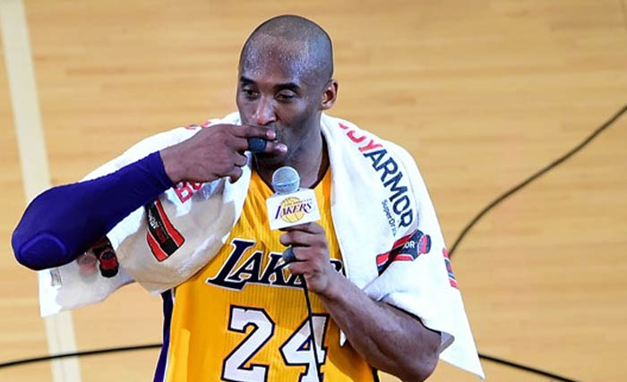 Kobe Bryant menyampaikan pidato perpisahannya setelah pertandingan NBA terakhirnya, dan handuk yang ada di pundaknya kemarin terjual dengan harga Rp 528 juta. (Foto:Reuters)