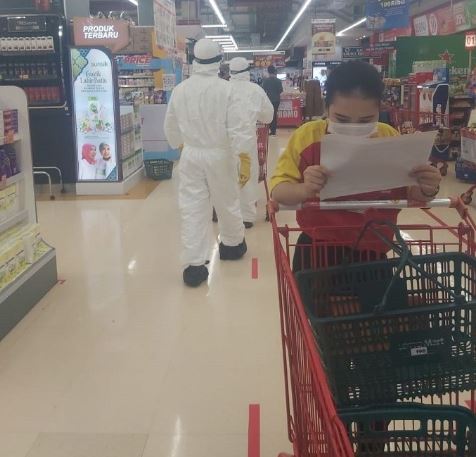 Mondar-mandir belanja di supermarket pakai alat pelindung diri (APD) lengkap dengan sarung tangan, kacamata, dan sepatu dibungkus plastik. (Foto: Twitter)