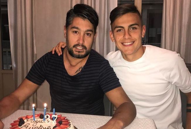 Paulo Dybala (kanan) bersama sang adik, Gustavo, dikarantina karena positif corona. (Foto: Instagram @paulodybala)