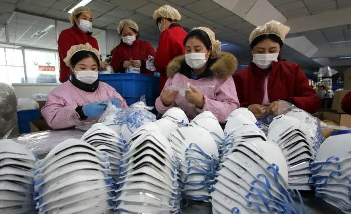 Para pekerja di pabrik China memproduksi masker secara cepat untuk segera diekspor. (Foto:EPA)