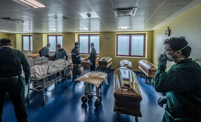 Jenazah terus berdatangan di kamar jenazah sementara di Milan, Italia. (Foto:WSJ)