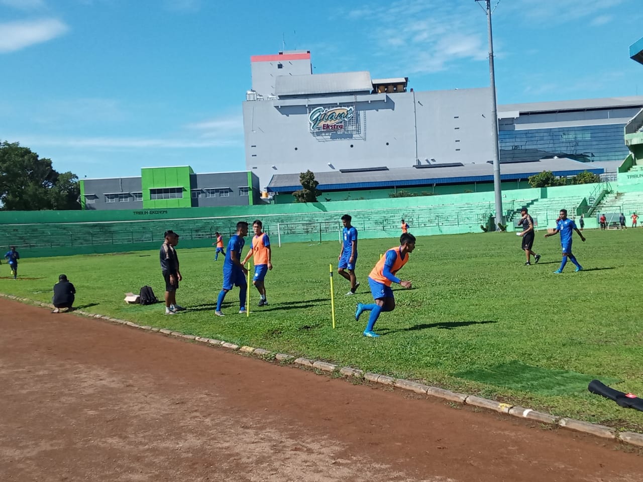 Pemain Arema FC saat menjalani program latihan di Stadion Gajayana sebelum kompetisi dihentikan karena wabah virus corona. (Foto: Lalu Theo/Ngopibareng.id)