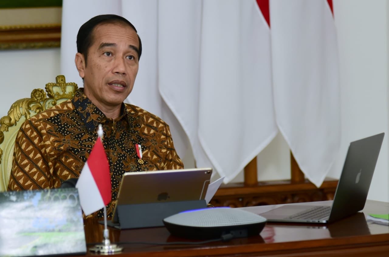 Presiden Jokowi dalam rapat terbatas melalui telekonferensi di Istana, Senin, 30 Maret 2020. (Foto: Sekneg)