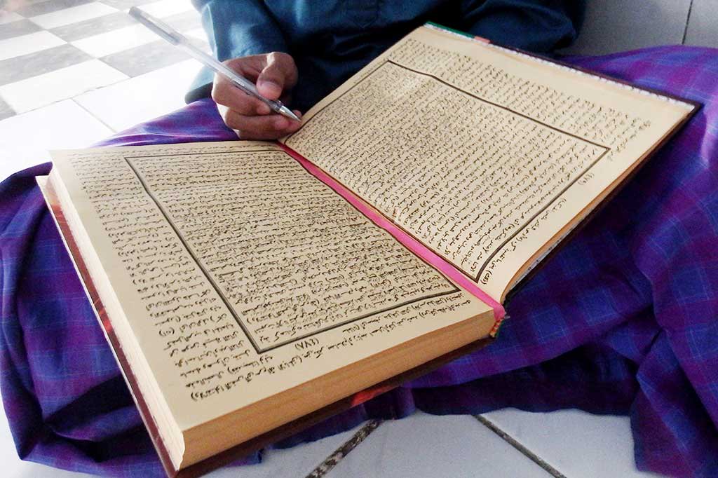 Seorang santri sedang mengaji Al-Quran di pesantren. (Foto: Do/Ngopibareng.id)
