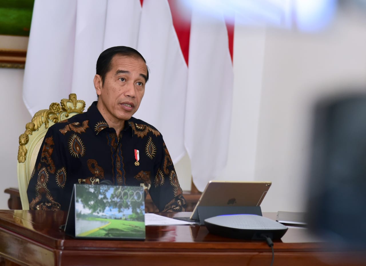 DARURAT KESEHATAN: Presiden Jokowi saat pimpin Rapat Terbatas jarak jauh dari istana. (Foto Setpres)