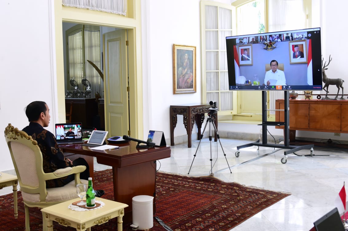 Presiden Joko Widodo saat melakukan video conference, yang disiarkan oleh Sekretaris Kabinet Pramono Anung. (Foto: BPMI Setpres) 