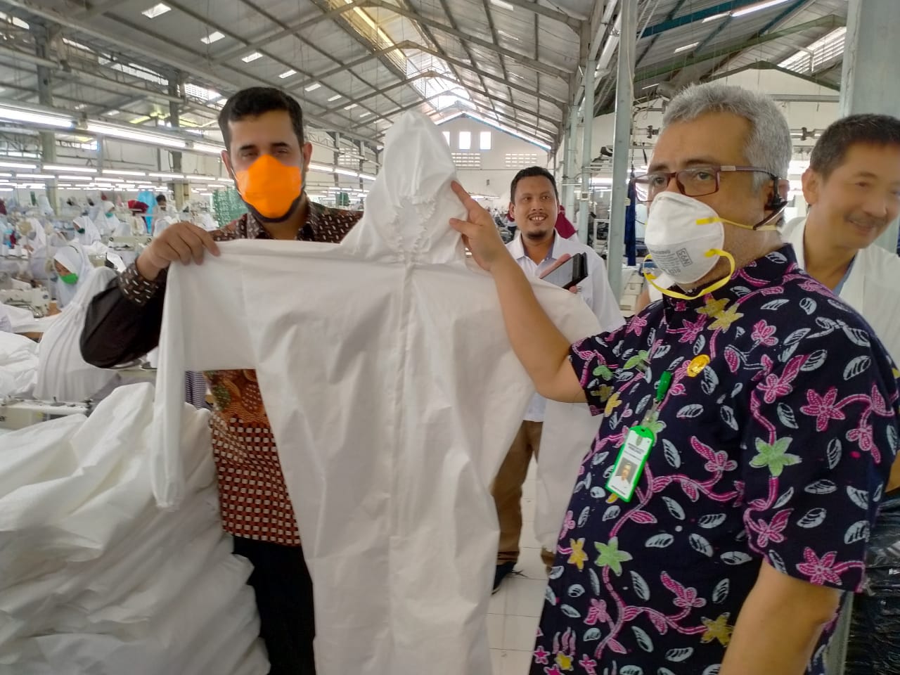 Walikota Hadi Zainal Abidin saat meninjau PT Putrateja Sempurna, pabrik garmen di Jalan Brantas, Kota Probolinggo. (foto: Ikhsan Mahmudi/ngopibareng.id)