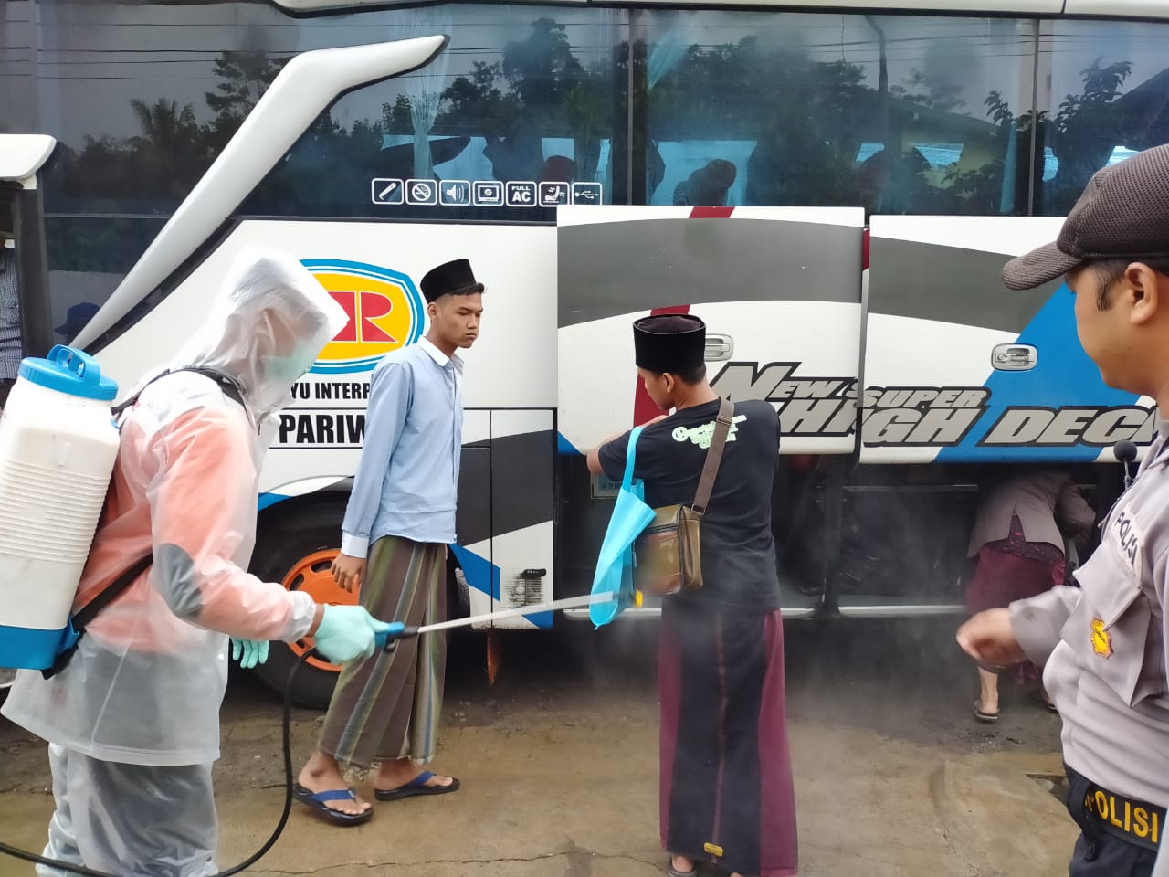Santri Lirboyo mendapat semprotan disinfektan di Turen, Kabupaten Malang. (Foto: PMI Kecamatan Turen)