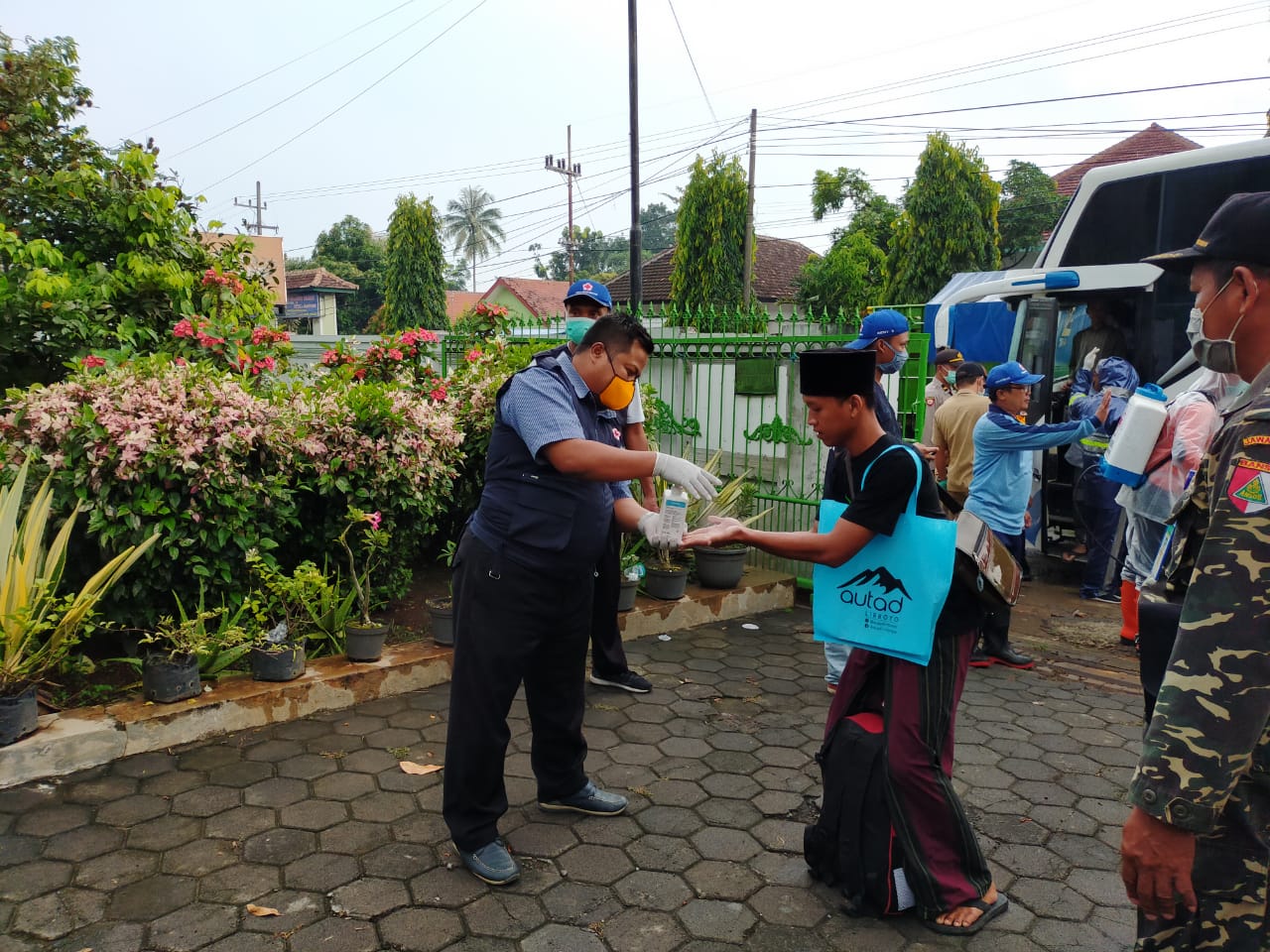Para santri dari Ponpes Lirboyo, Kediri, diberikan hand sanitizer saat tiba di Malang. (Foto: Istimewa)