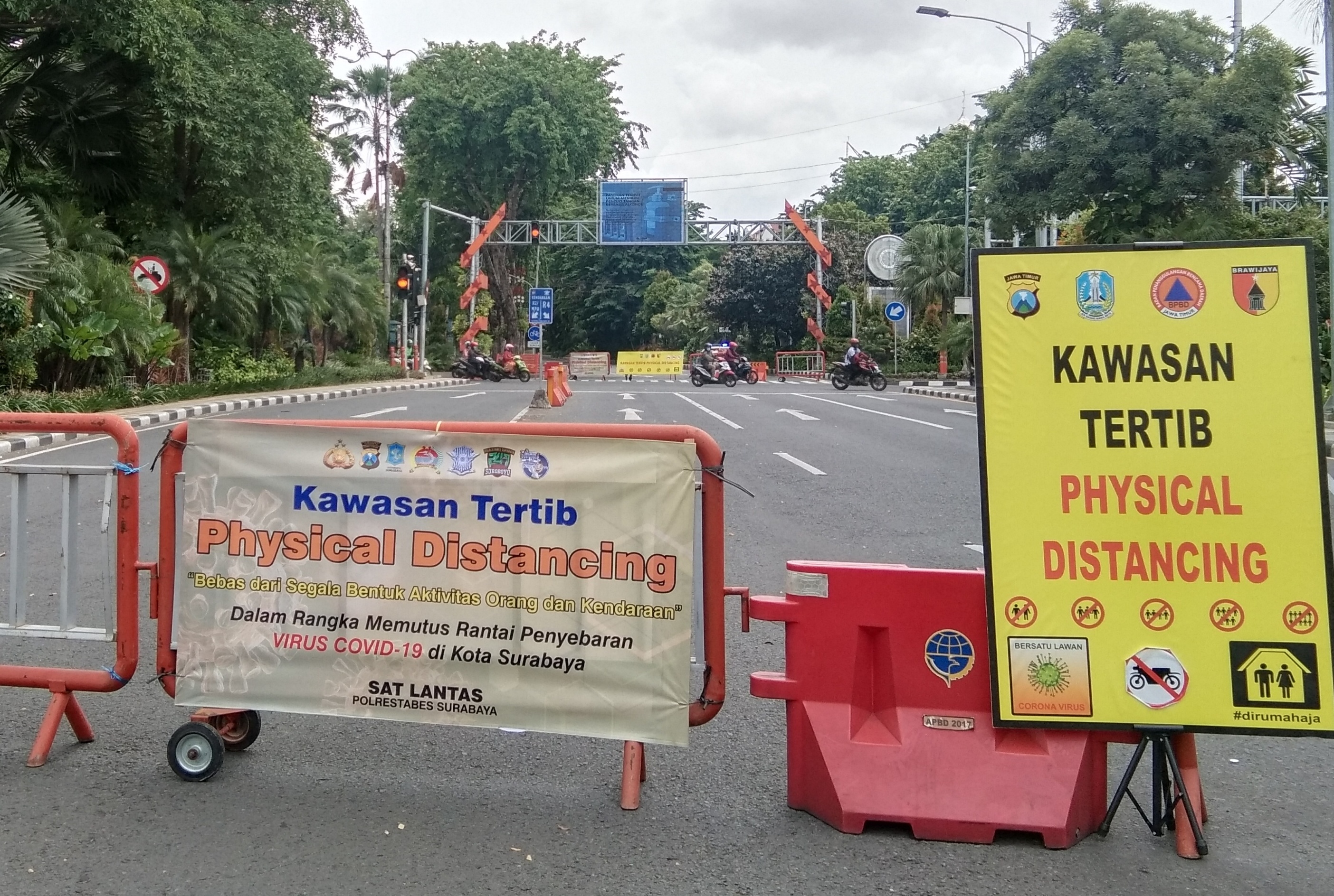 Penutupan ruas jalan Raya Darmo dimulai dari depan Kebun Binatang Surabaya (KBS). (Foto: Ni'am Kurniawan/Ngopibareng.id)