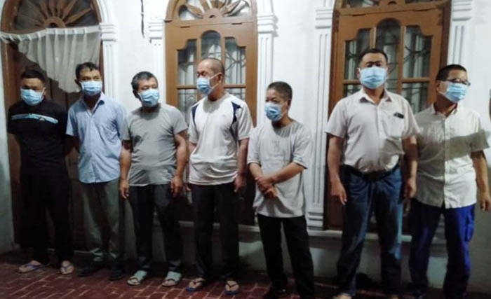 Tujuh orang TKA asal China yang ditolak warga Aceh, dan diterbangkan kembali ke Jakarta hari Rabu. (Foto:Antara)