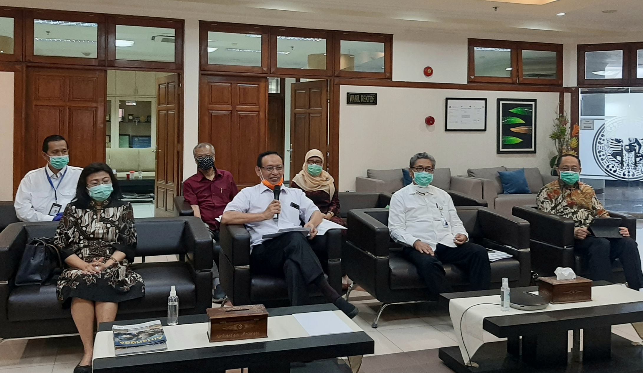 Rektor Unair, Prof. Dr. Mohammad Nasih, SE., MT., Ak., CMA (tengah), ditemui Rabu, 1 Maret 2020 (Foto: Pita Sari/Ngopibareng.id)