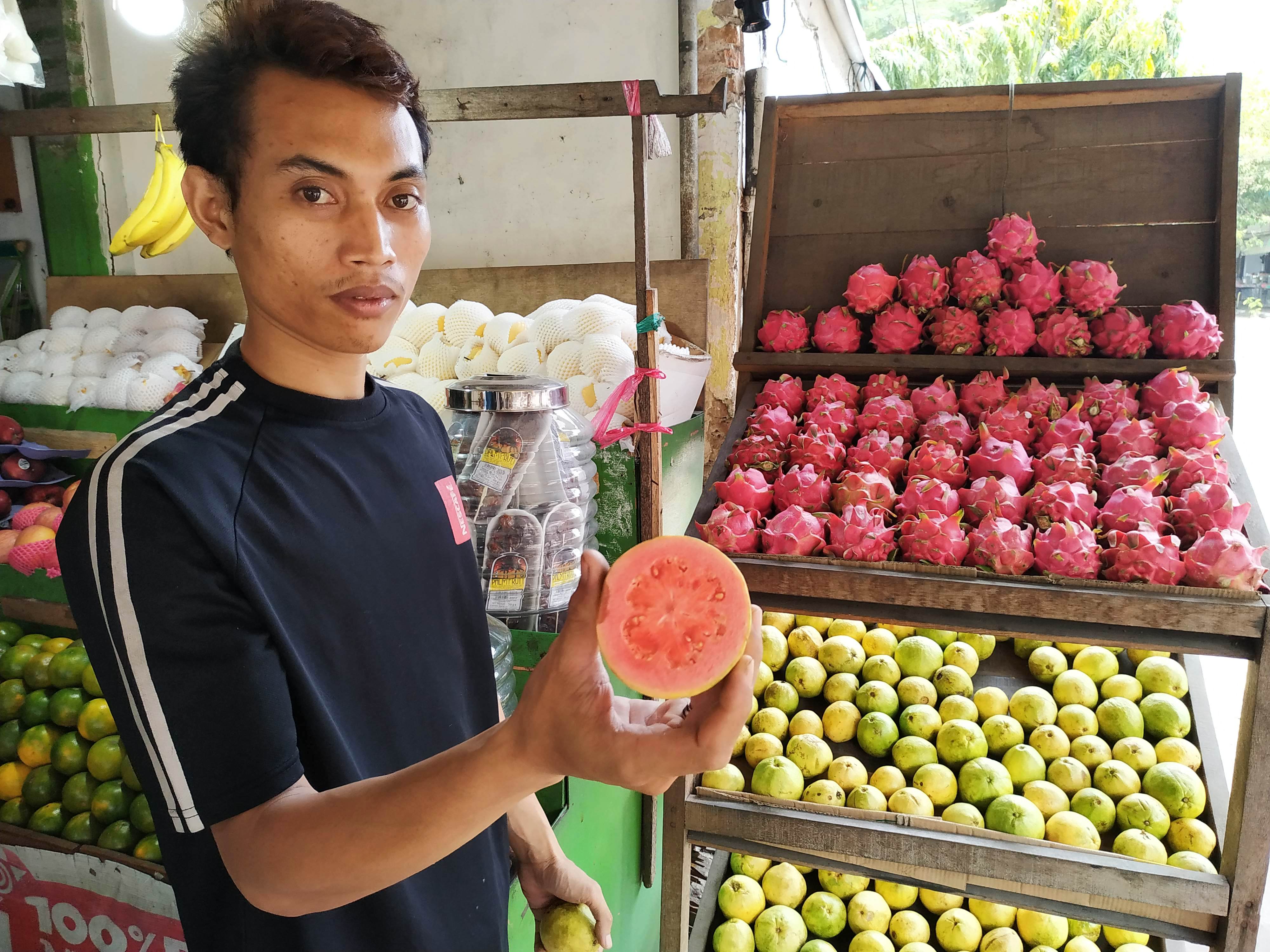 Pedagang buah Pasar di Bandar Lor, Kecamtan Mojoroto, Kota Kediri, Jawa Timur. (Foto : Fendi Plesmana/Ngopibareng.id)