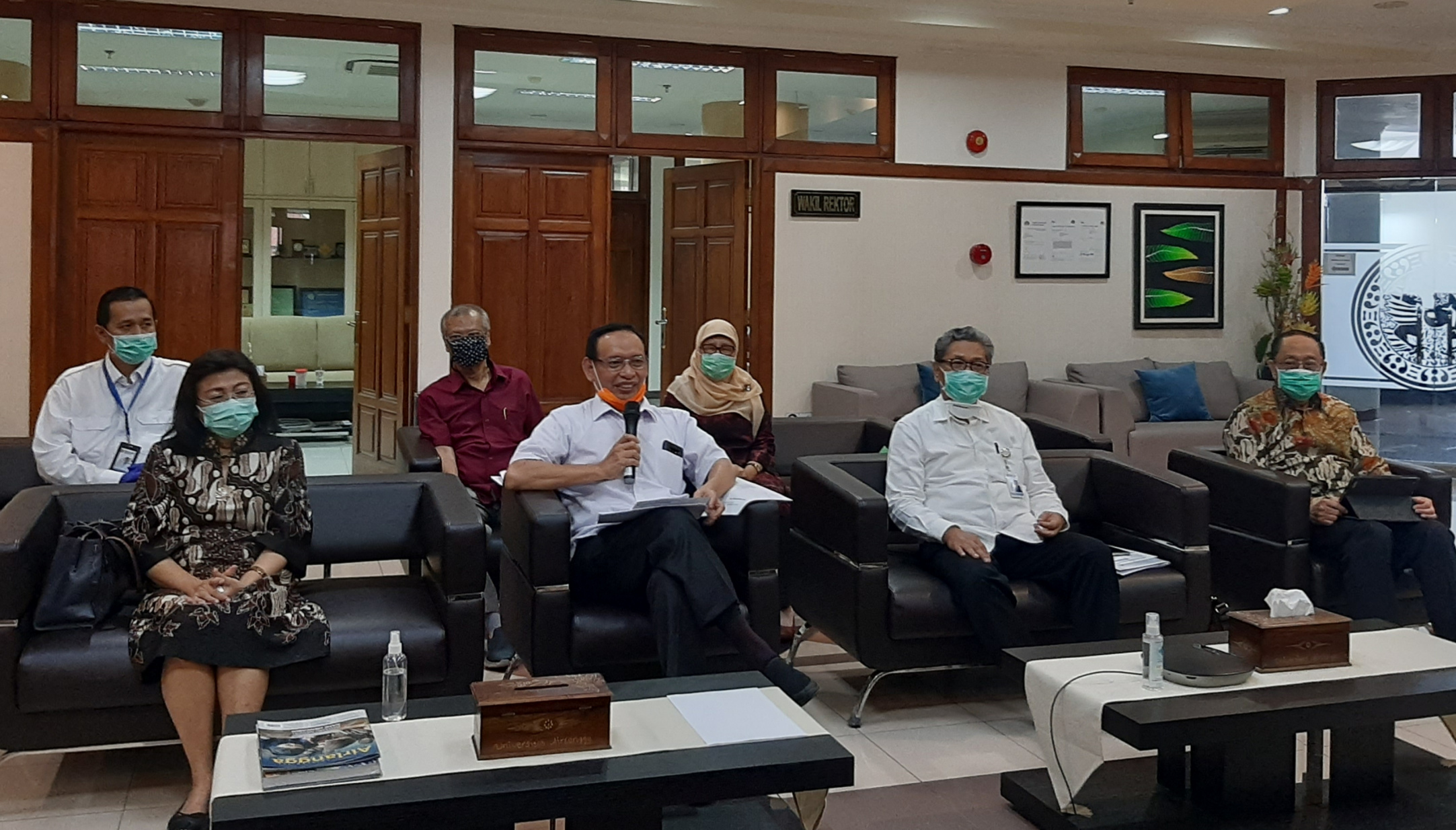 Rektor Univeritas Airlangga (Unair), Prof. Dr. Mohammad Nasih, SE., M.T., Ak., CMA saat ditemui di ruangannya bersama dengan tim peneliti Unair  (Foto: Pita Sari/Ngopibareng.id)