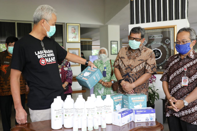 Gubernur Jawa Tengah Ganjar Pranowo saat melihat bantuan dari BUMD untuk mencegah mewabahnya Corona. (Foto: Humas/Jawa Tengah)