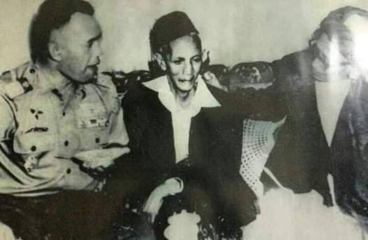 KH Ali Mas'ud Pagerwojo bersama Jenderal AH Nasution dan KH Wahab Chasbullah. (Foto: Dok/Ngopibareng.id)