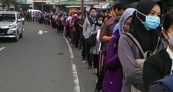 Antrean busway karena jumlah armada yang dibatasi gara-gara virus corona di Jakarta. (Foto: Antara)
