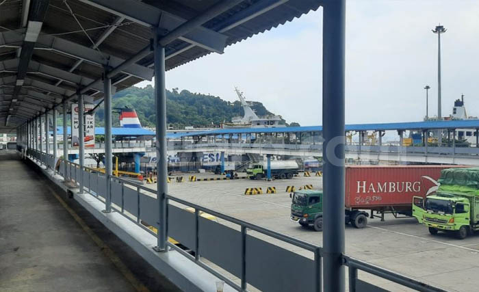 Pelabuhan Merak di Banten tetap dibuka. Kabar pelabuhan penyeberangan Jawa-Sumatera ini ditutup adalah hoaks. (Foto:BantenPos)