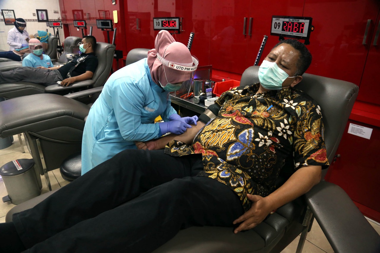 Wisnu Sakti Buana saat mendonorkan darahnya ke PMI Surabaya (foto istimewa)