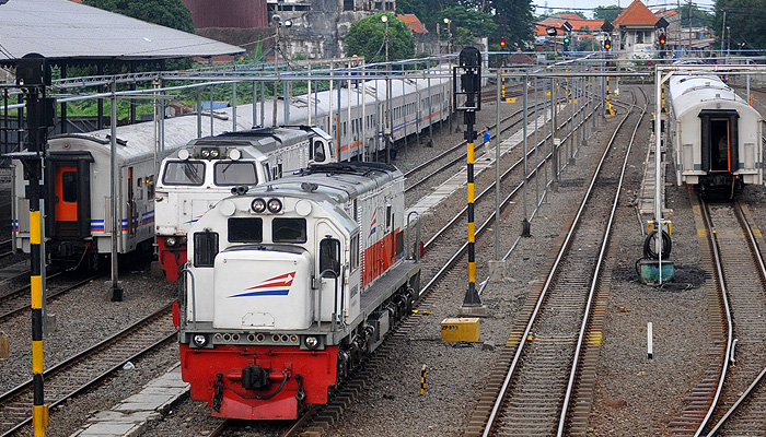 Suasana lalulintas kereta api di Stasiun Surabaya Kota, setelah beberapa kereta api berhenti beroperasi. (Foto: Erfan Hazransyah/Ngopibareng.id)