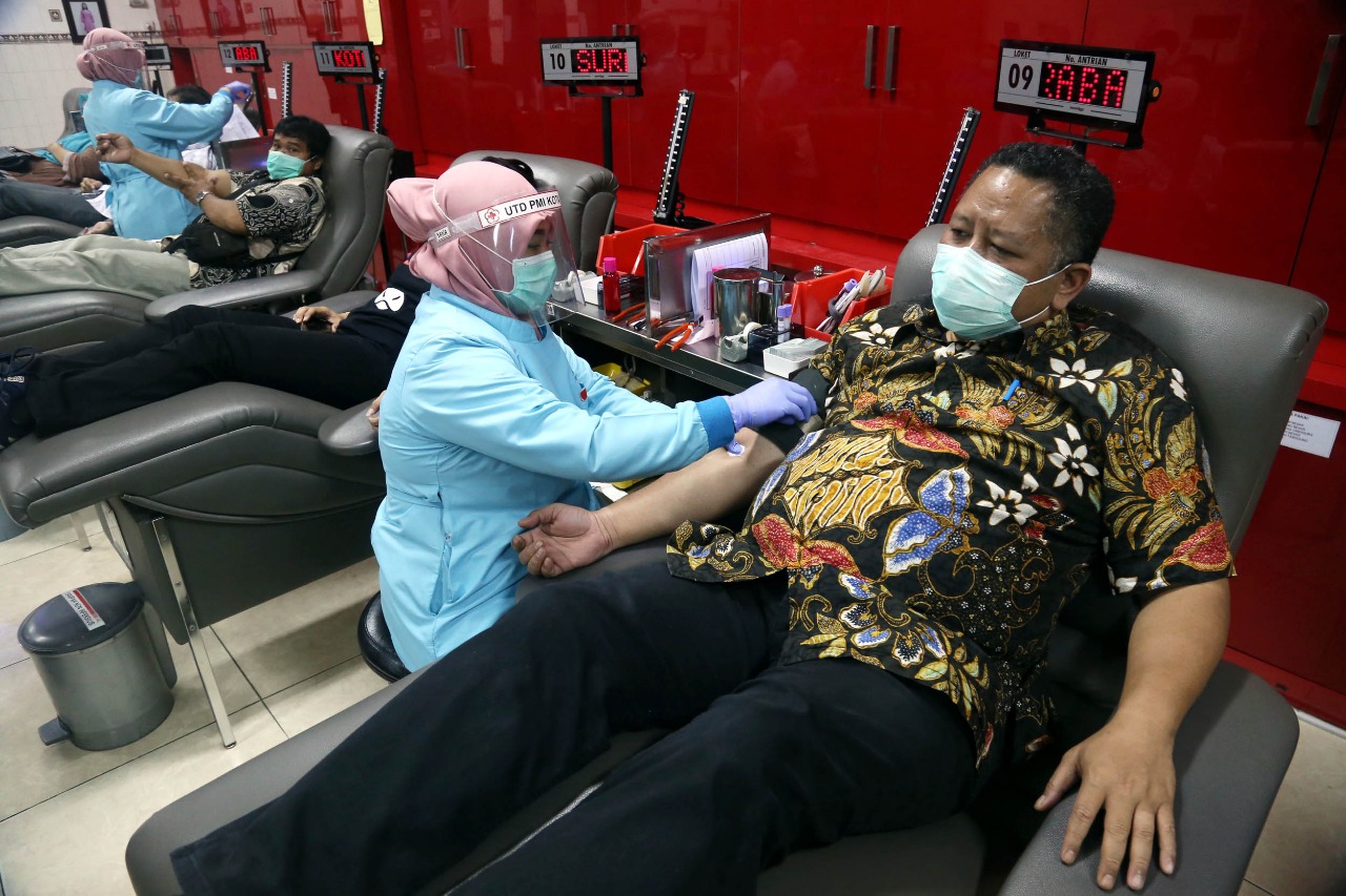 Wakil Wali Kota Surabaya Whisnu Sakti Buana saat melakukan donor darah di PMI. (Foto: dok protokol PMI)